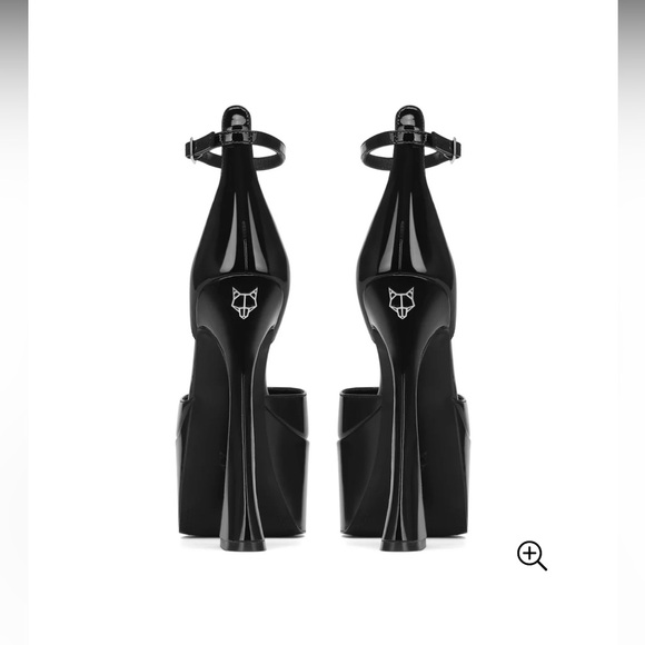 Naked Wolfe - Picture 5 of 6